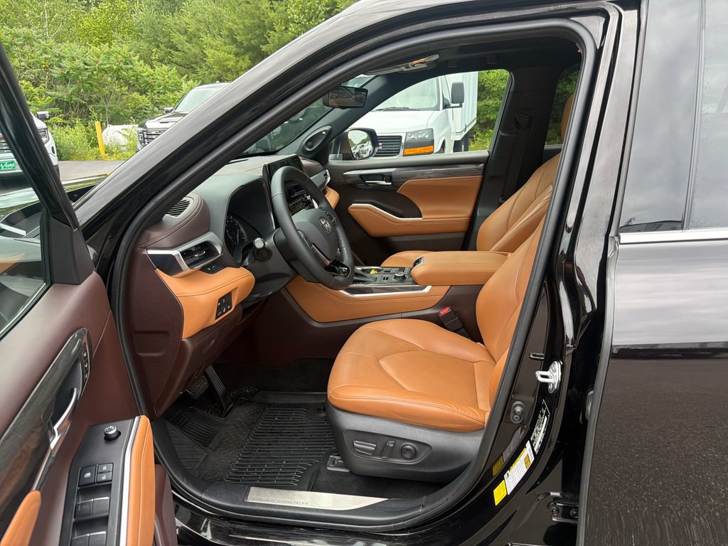 Used 2021 Toyota Highlander Platinum AWD/4WD image 11