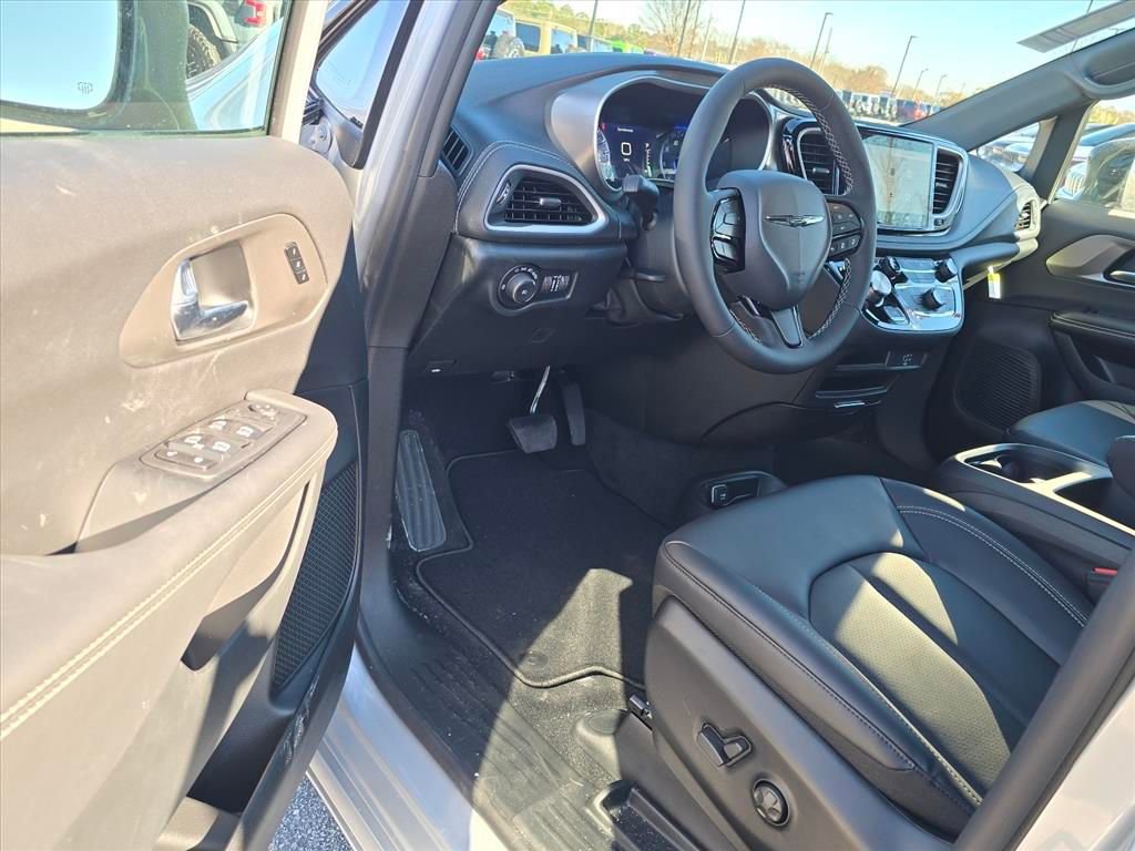 New 2026 Chrysler Pacifica Select w/ S Appearance Package FWD image 4