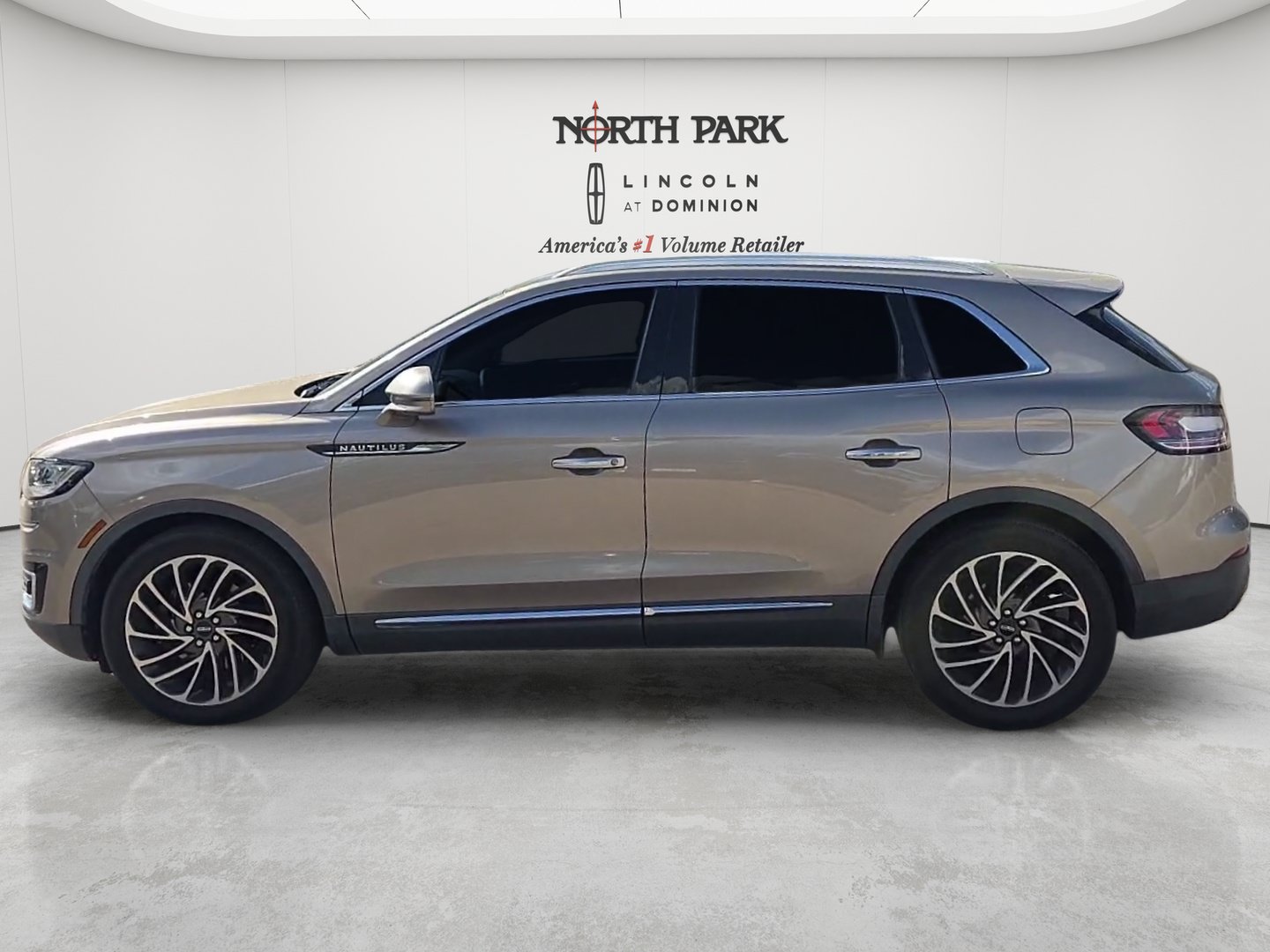 Used 2019 Lincoln Nautilus Reserve w/ Driver Assistance Package FWD image 2