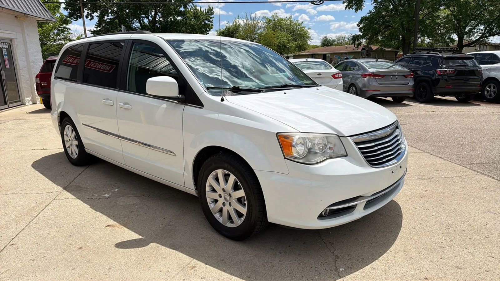 Used 2014 Chrysler Town & Country Touring FWD image 8