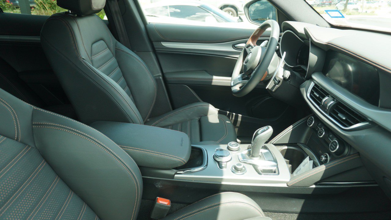 Used 2025 Alfa Romeo Stelvio Sprint AWD/4WD image 9