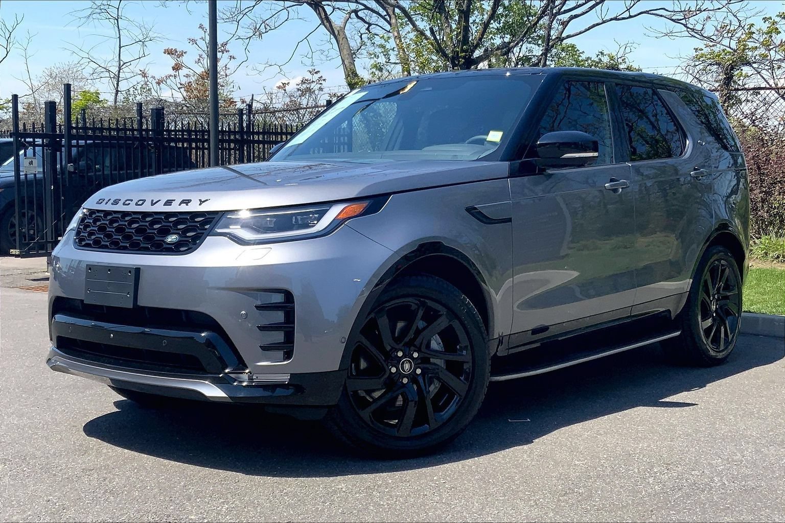 Certified 2025 Land Rover Discovery Dynamic SE AWD/4WD image 1