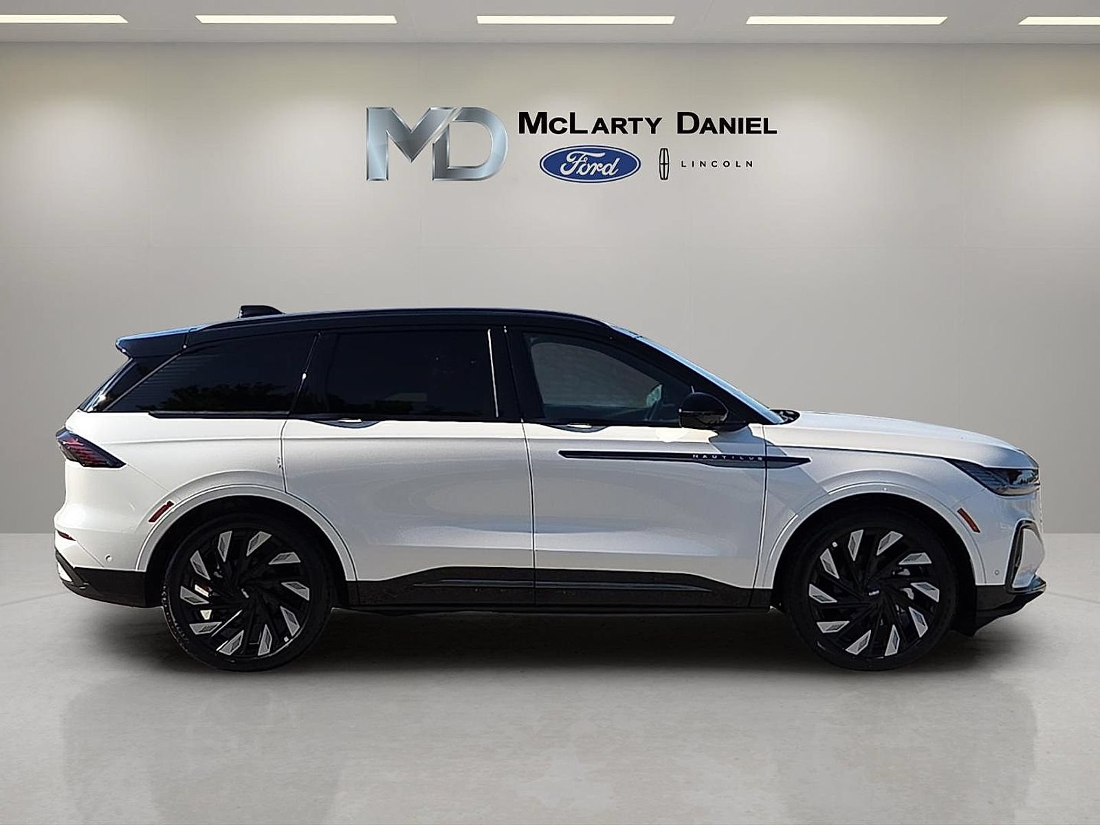 Used 2024 Lincoln Nautilus Reserve w/ Equipment Group 203A AWD/4WD image 6