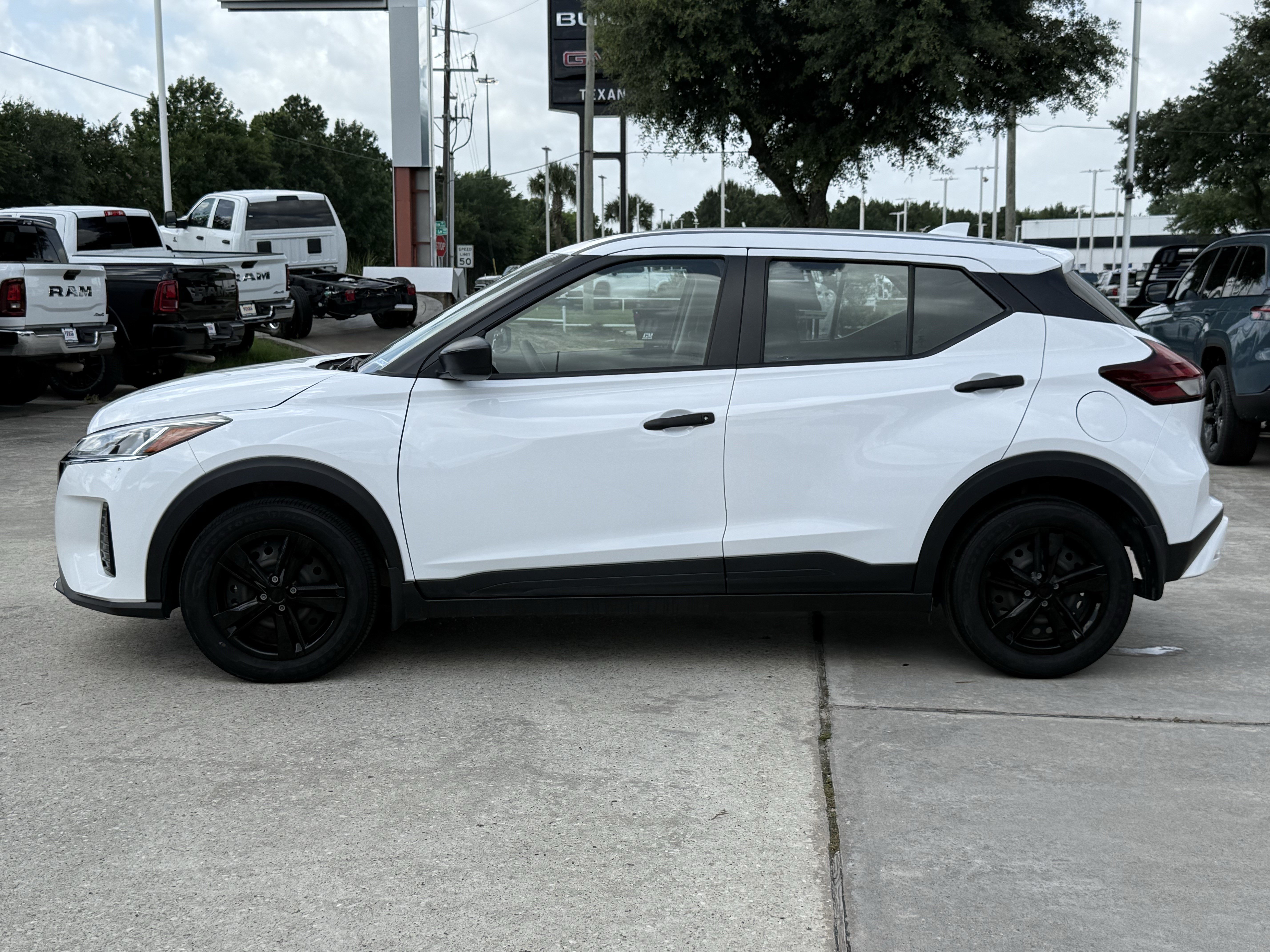 Used 2024 Nissan Kicks S FWD image 9