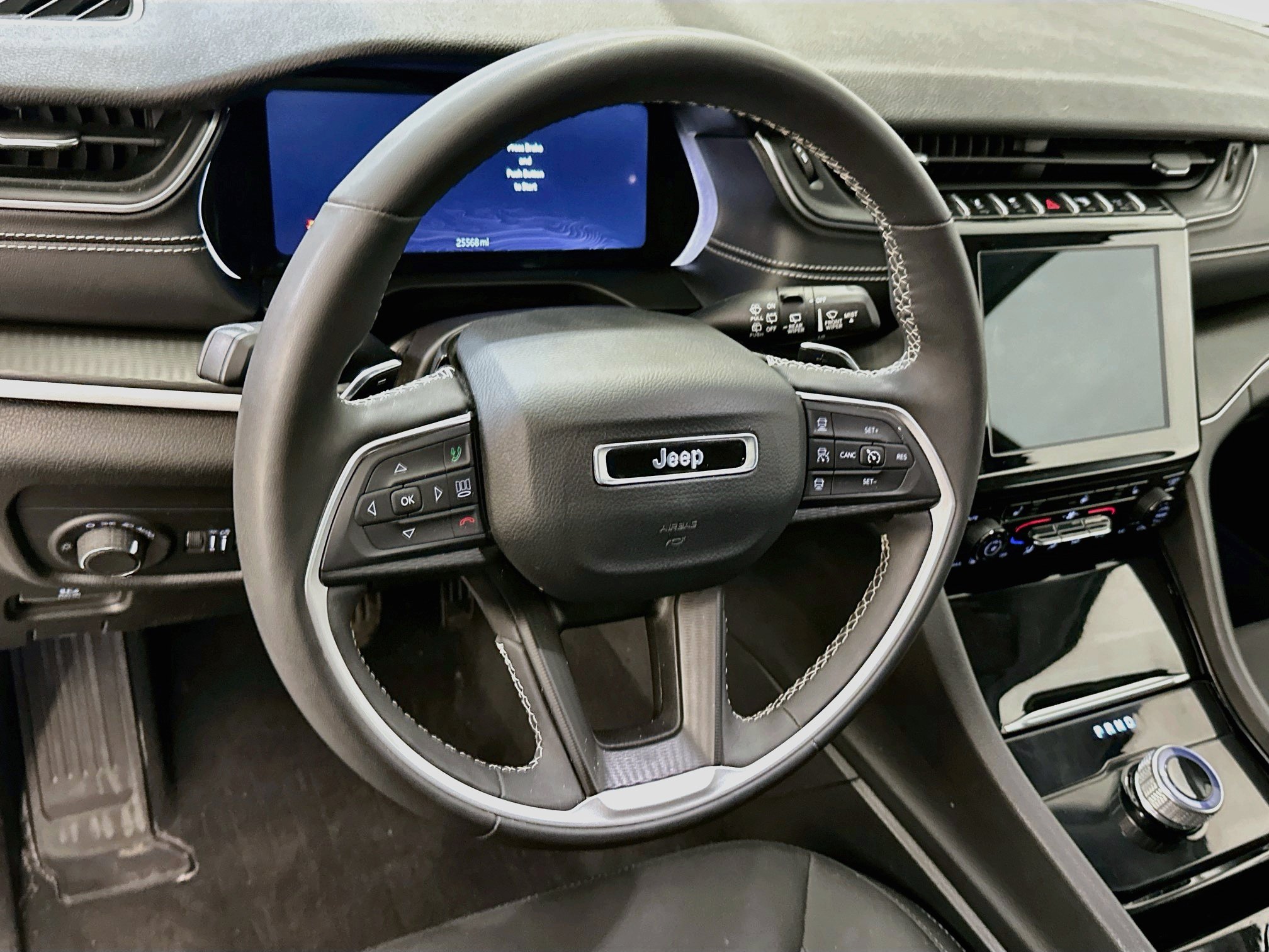 Used 2023 Jeep Grand Cherokee Laredo w/ Luxury Tech Group I AWD/4WD image 18