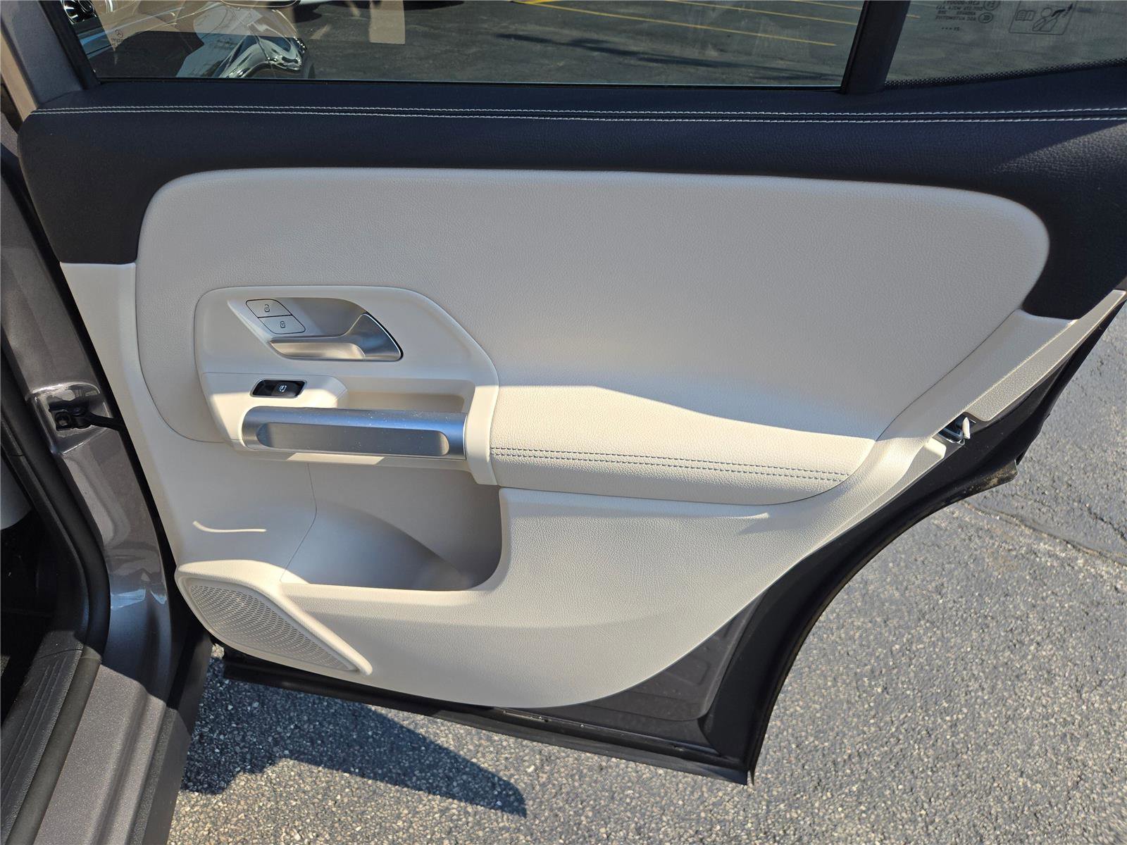 Used 2022 Mercedes-Benz GLB 250 4MATIC w/ Premium Package Lite image 9