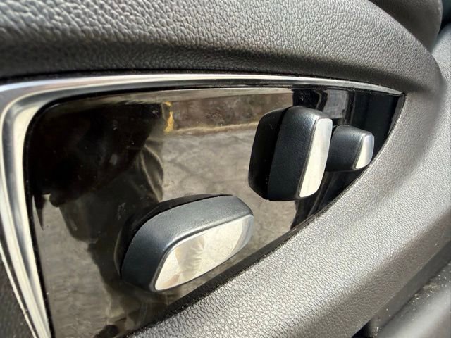 Used 2019 Cadillac Escalade Luxury AWD/4WD image 12