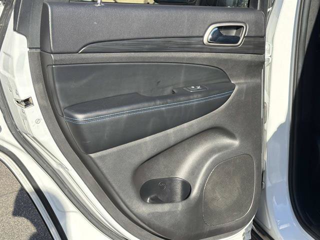 Used 2019 Jeep Grand Cherokee Laredo AWD/4WD image 17