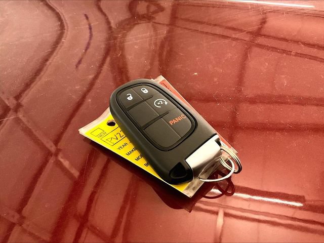 Used 2020 Jeep Cherokee Latitude Plus w/ Cold Weather Group AWD/4WD image 9