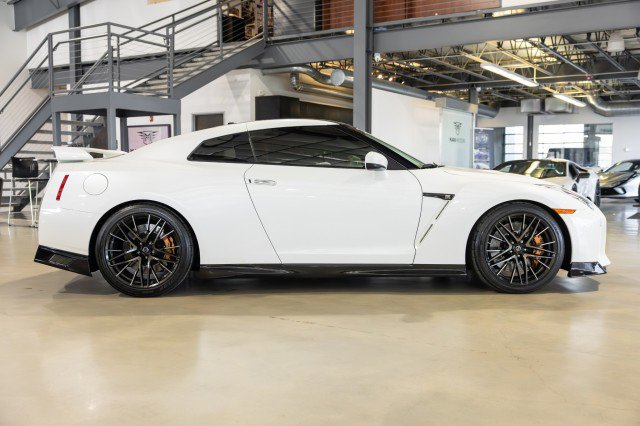 Used 2021 Nissan GT-R Premium image 7