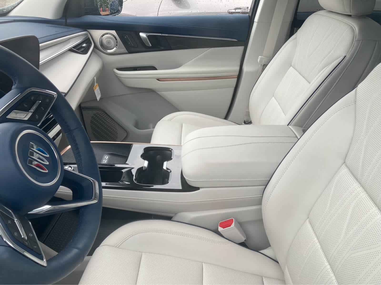 Used 2025 Buick Enclave Avenir AWD/4WD image 4