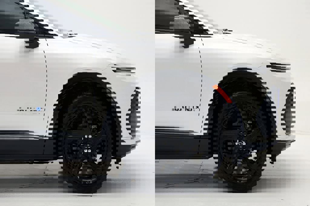 Used 2025 Chevrolet Equinox EV RS image 3