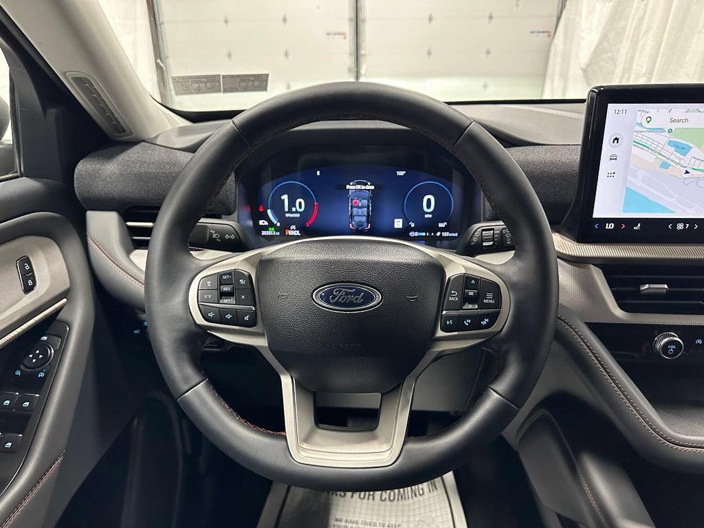 Used 2025 Ford Explorer Active AWD/4WD image 18