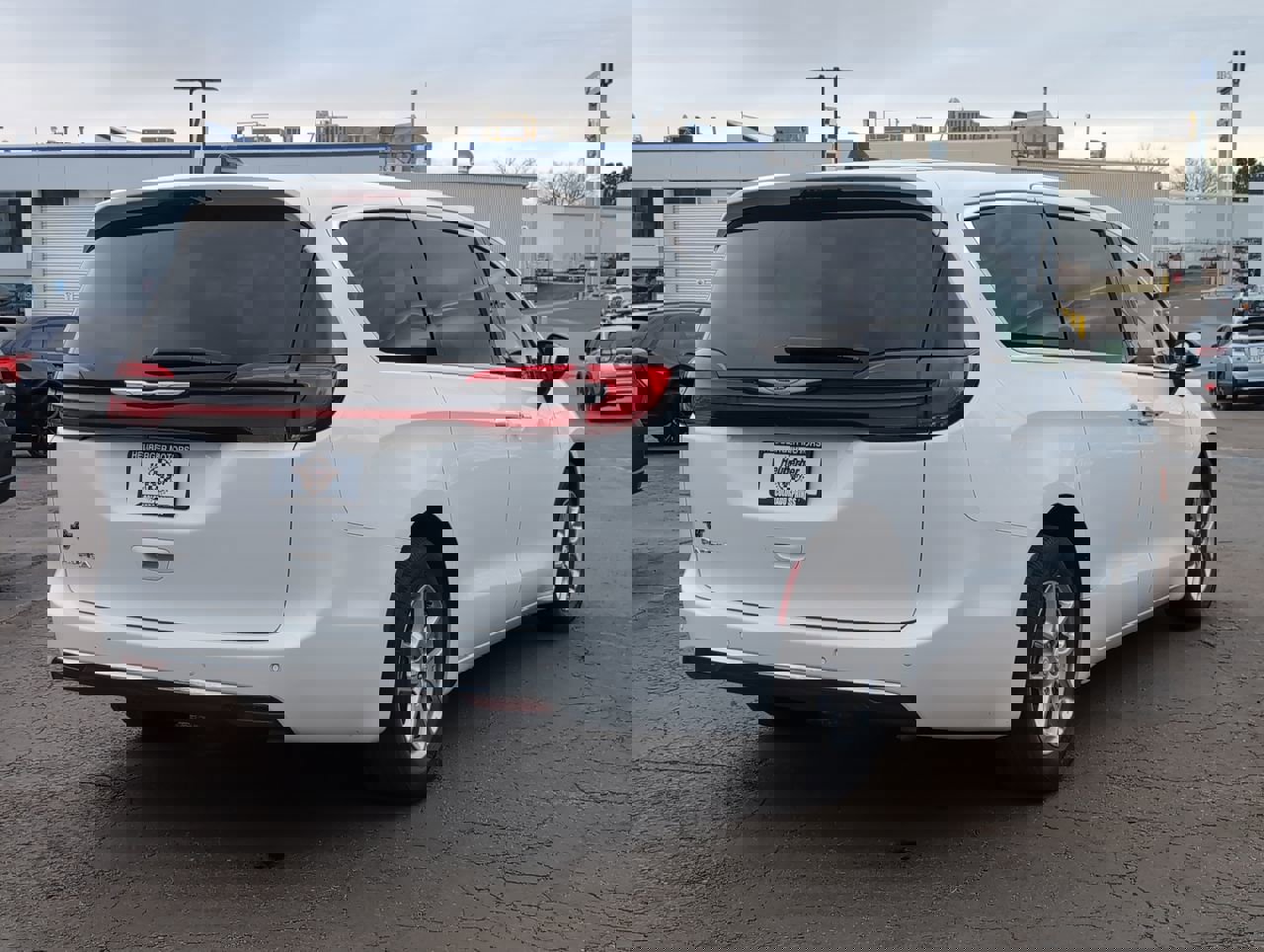 Used 2025 Chrysler Pacifica Select image 7