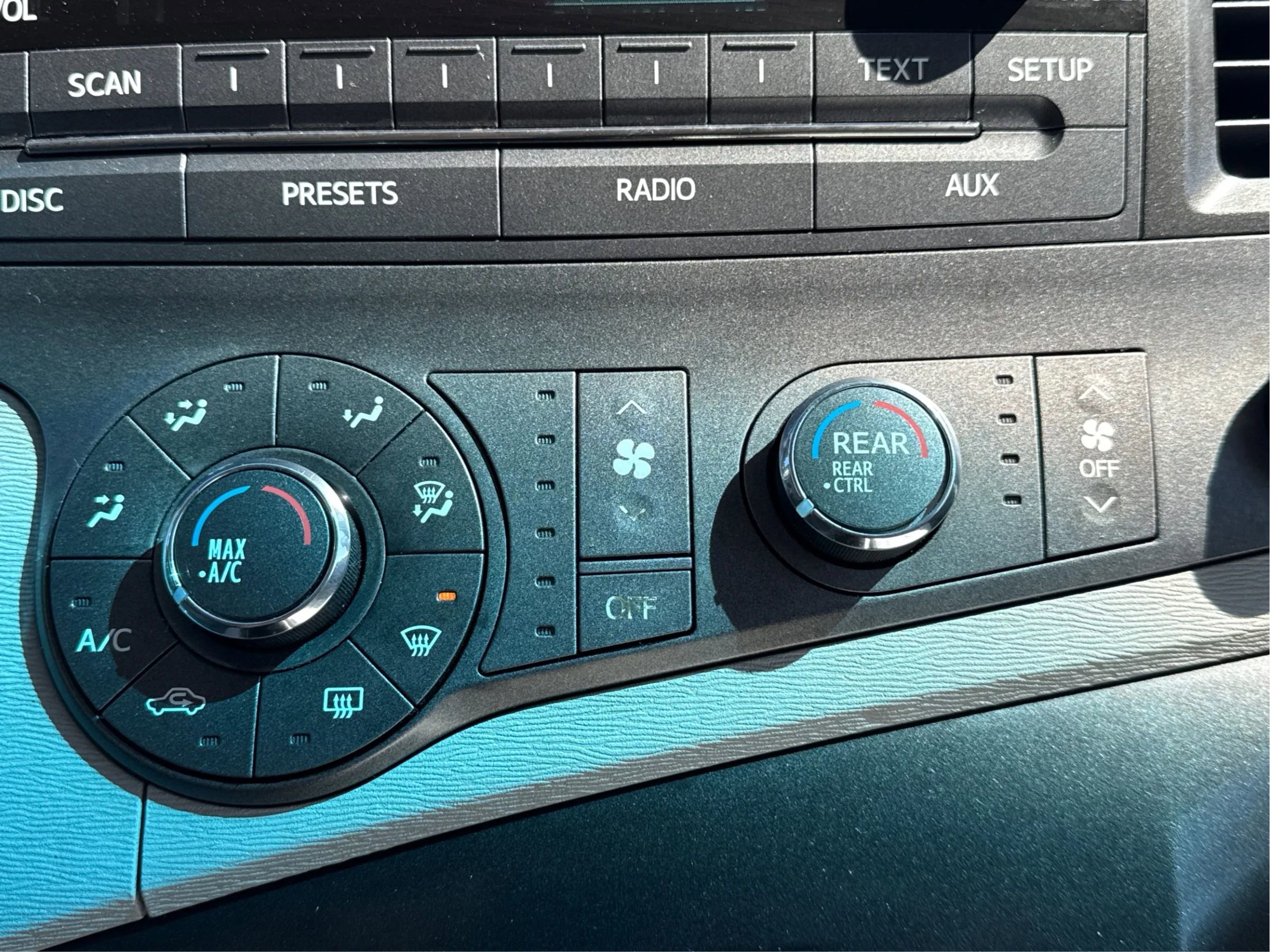 Used 2011 Toyota Sienna LE image 28