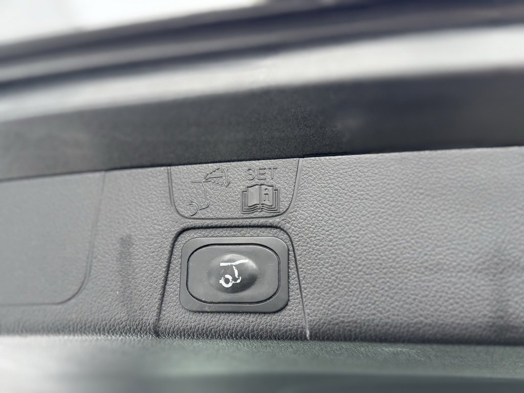 Used 2017 Ford C-MAX Energi SE w/ Equipment Group 401A image 39