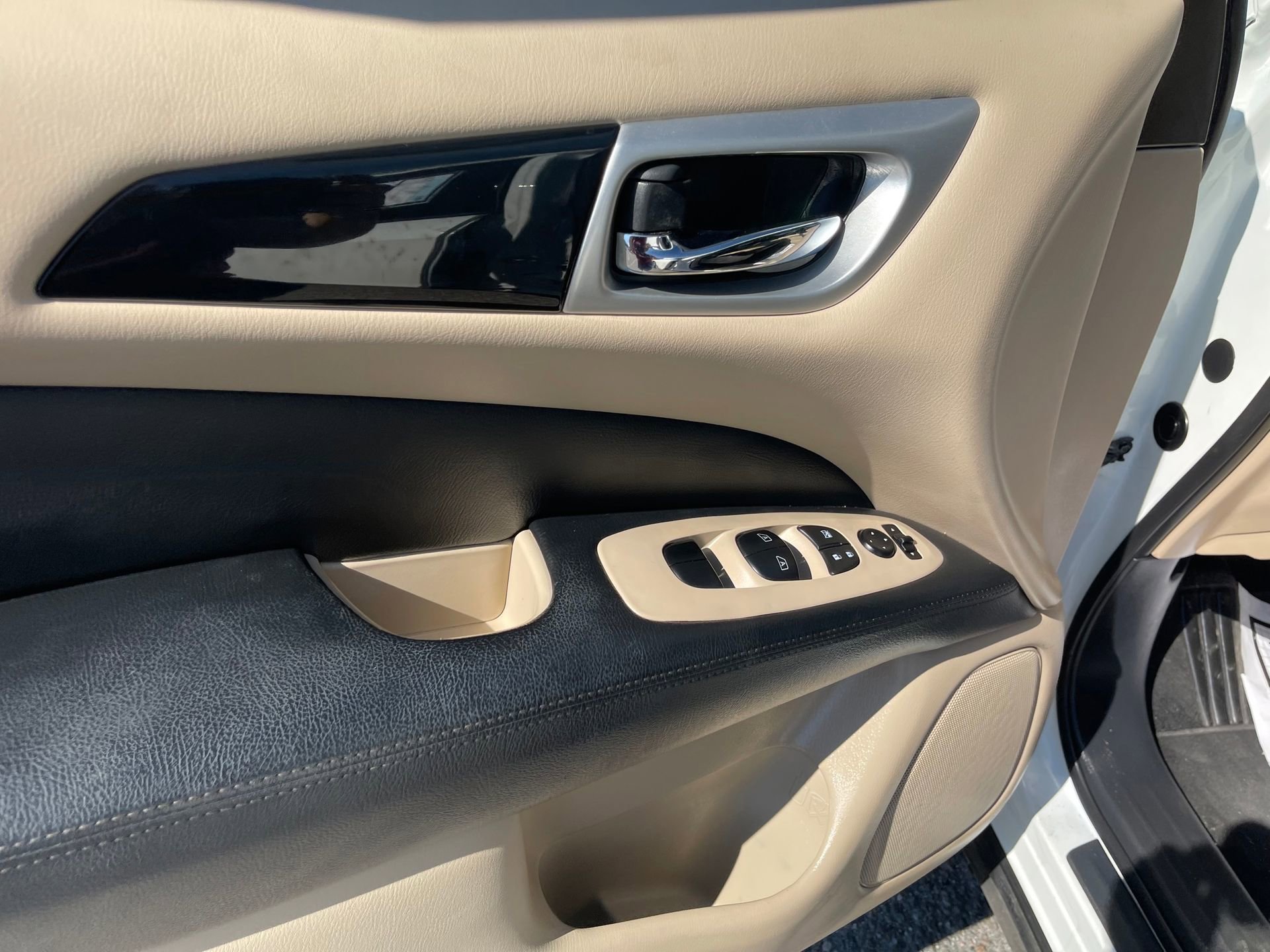 Used 2019 Nissan Pathfinder SV image 12