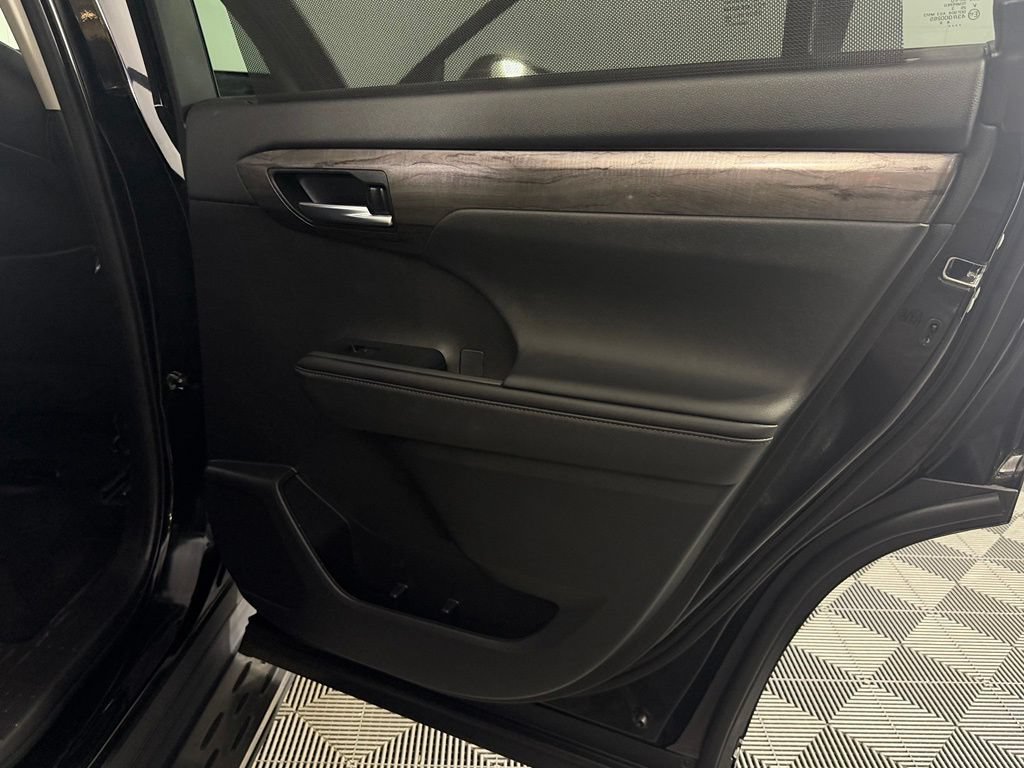 Used 2024 Toyota Highlander Platinum FWD image 26