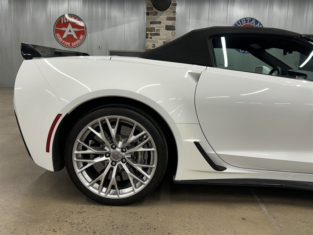 Used 2015 Chevrolet Corvette Z06 w/ 3LZ Preferred Equipment Group RWD image 17