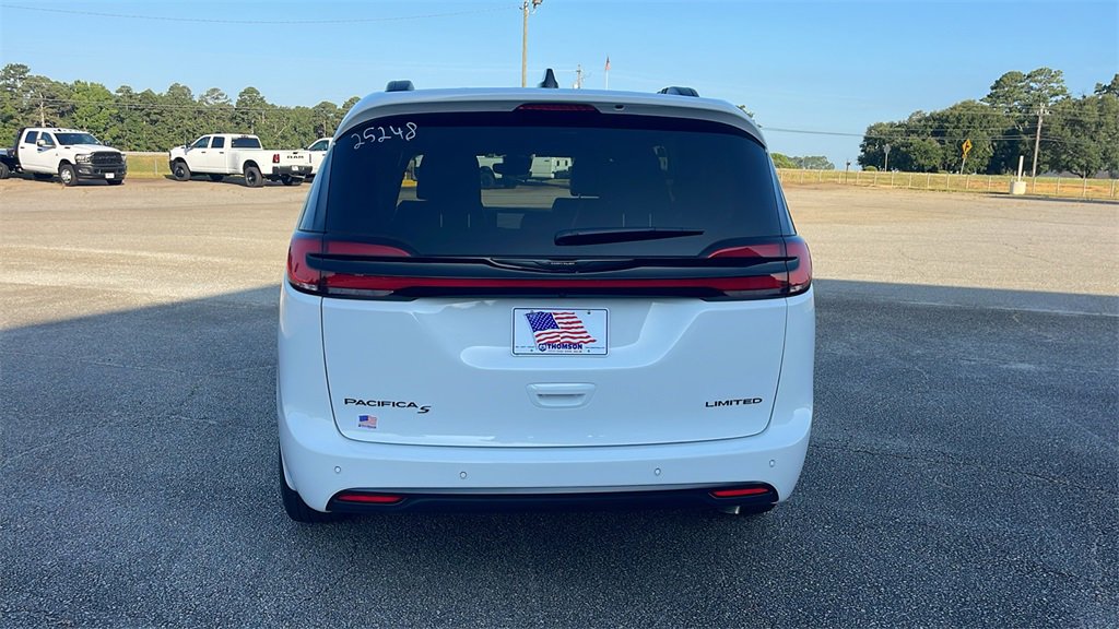 New 2025 Chrysler Pacifica Limited image 6