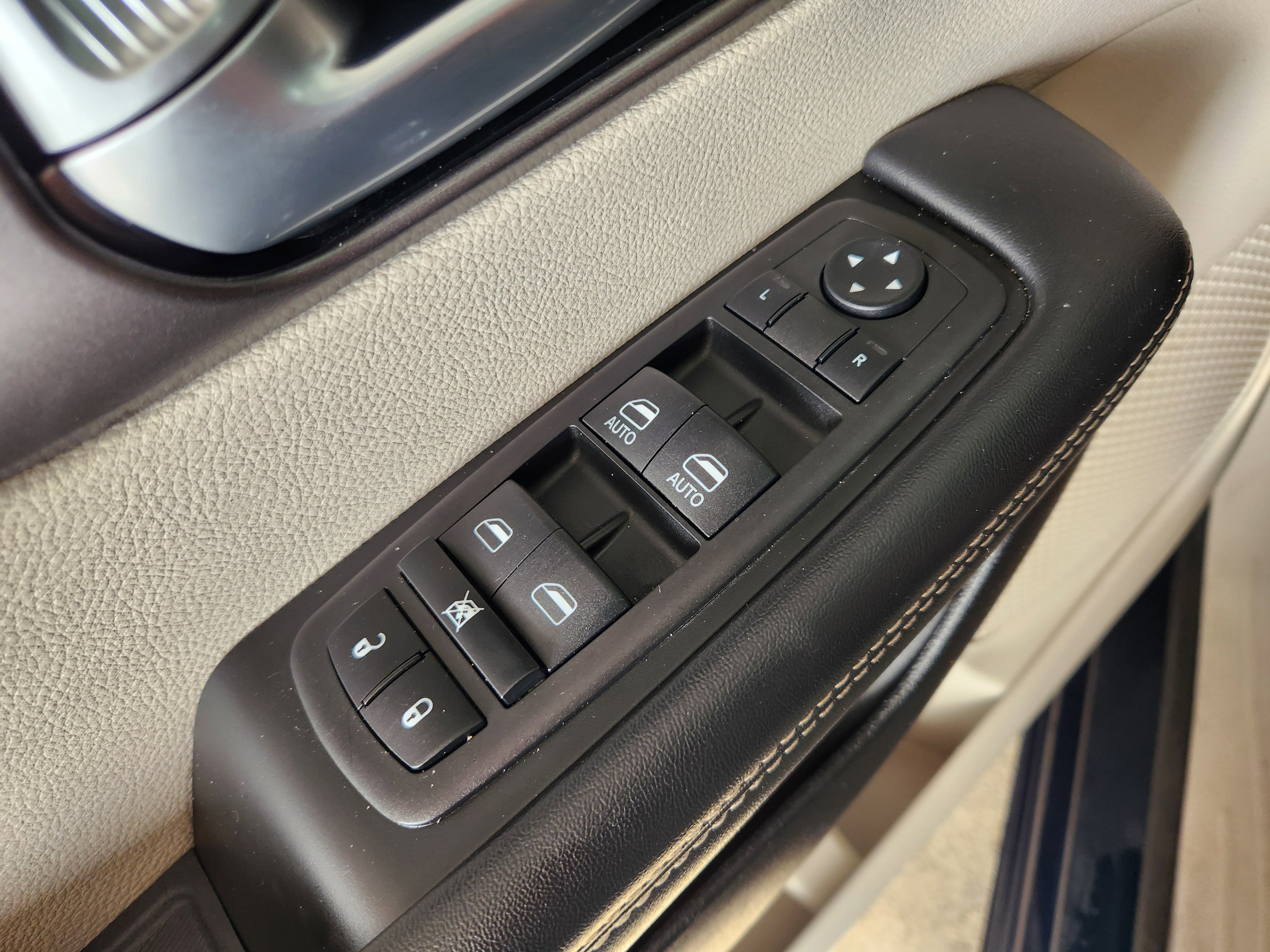 Used 2023 Chrysler Pacifica Touring-L FWD image 25