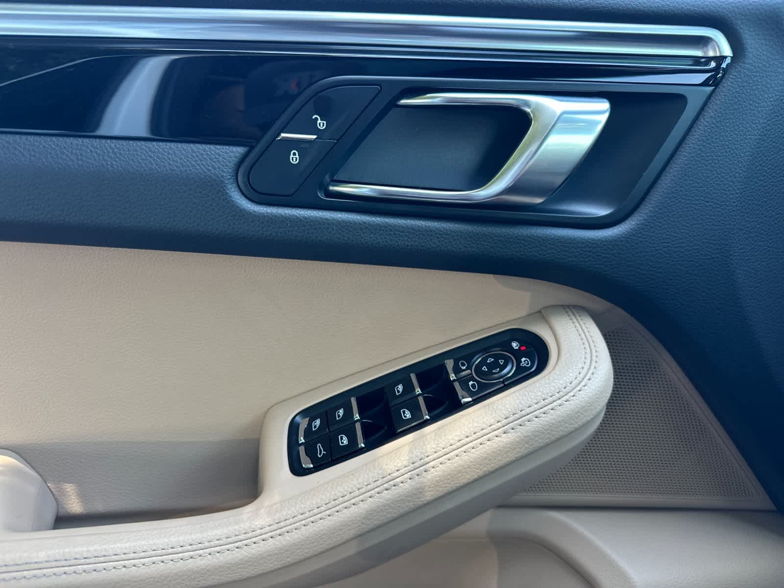 Certified 2019 Porsche Macan AWD/4WD image 12