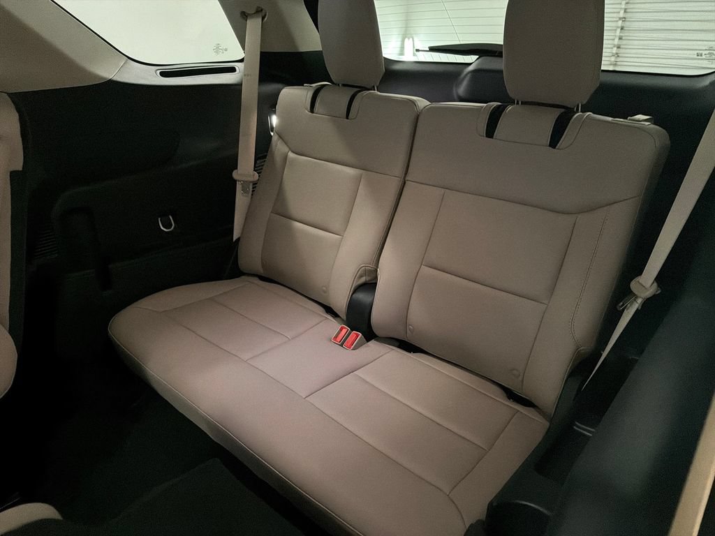Used 2024 Ford Explorer Limited w/ Limited Technology Package RWD image 13