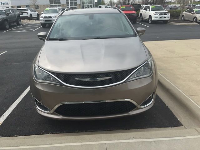 Used 2018 Chrysler Pacifica Touring-L w/ Tire & Wheel Group image 4