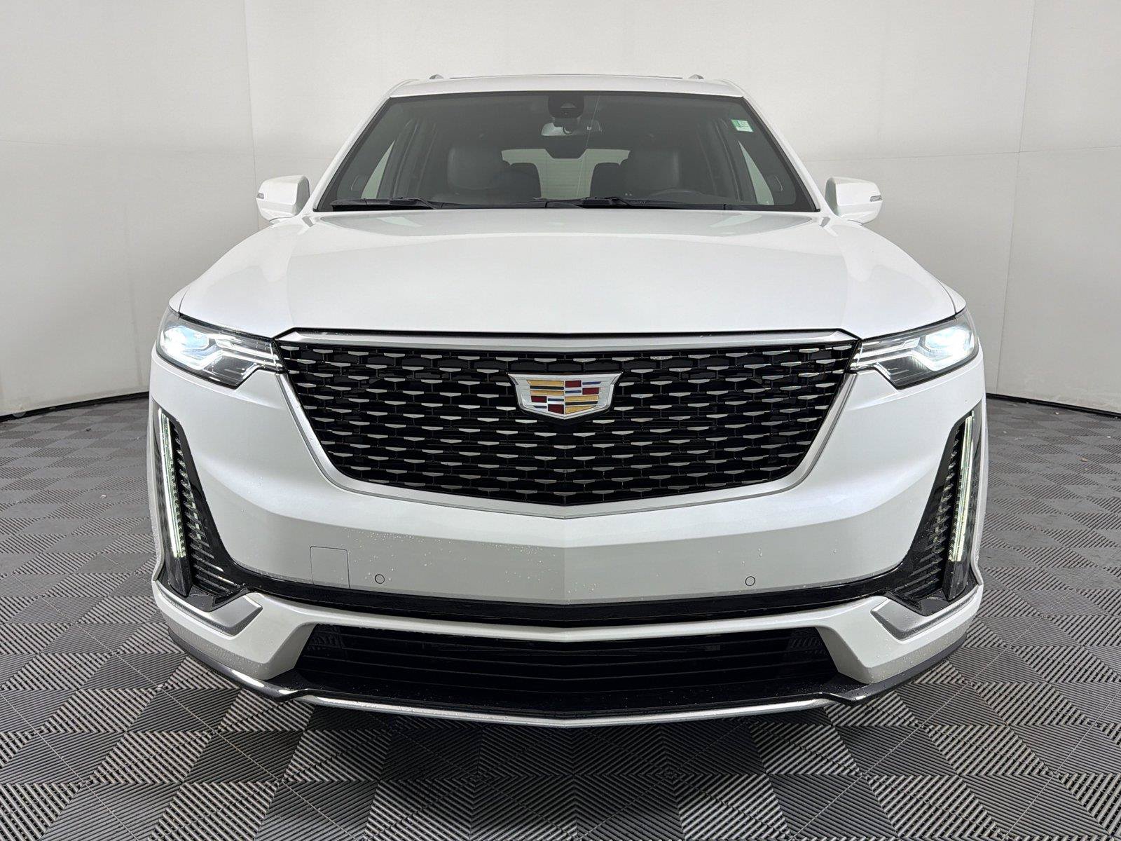 Used 2023 Cadillac XT6 Premium Luxury FWD image 2