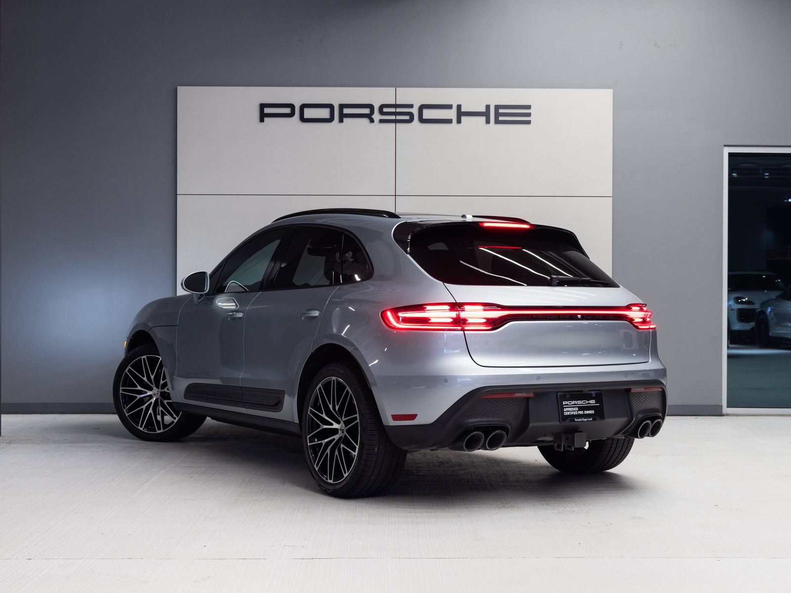 Certified 2024 Porsche Macan AWD/4WD image 3