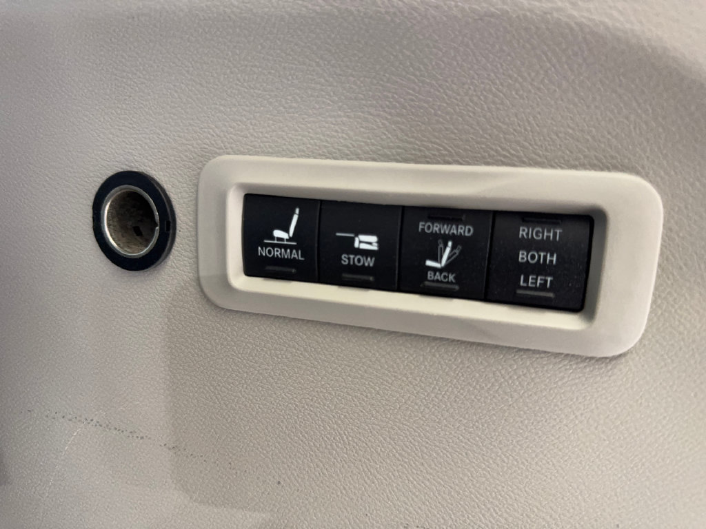 Used 2022 Chrysler Pacifica Limited FWD image 87