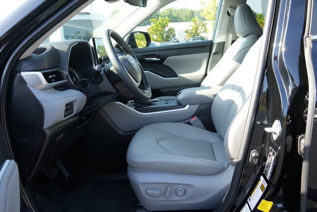 Used 2023 Toyota Highlander XLE FWD image 25
