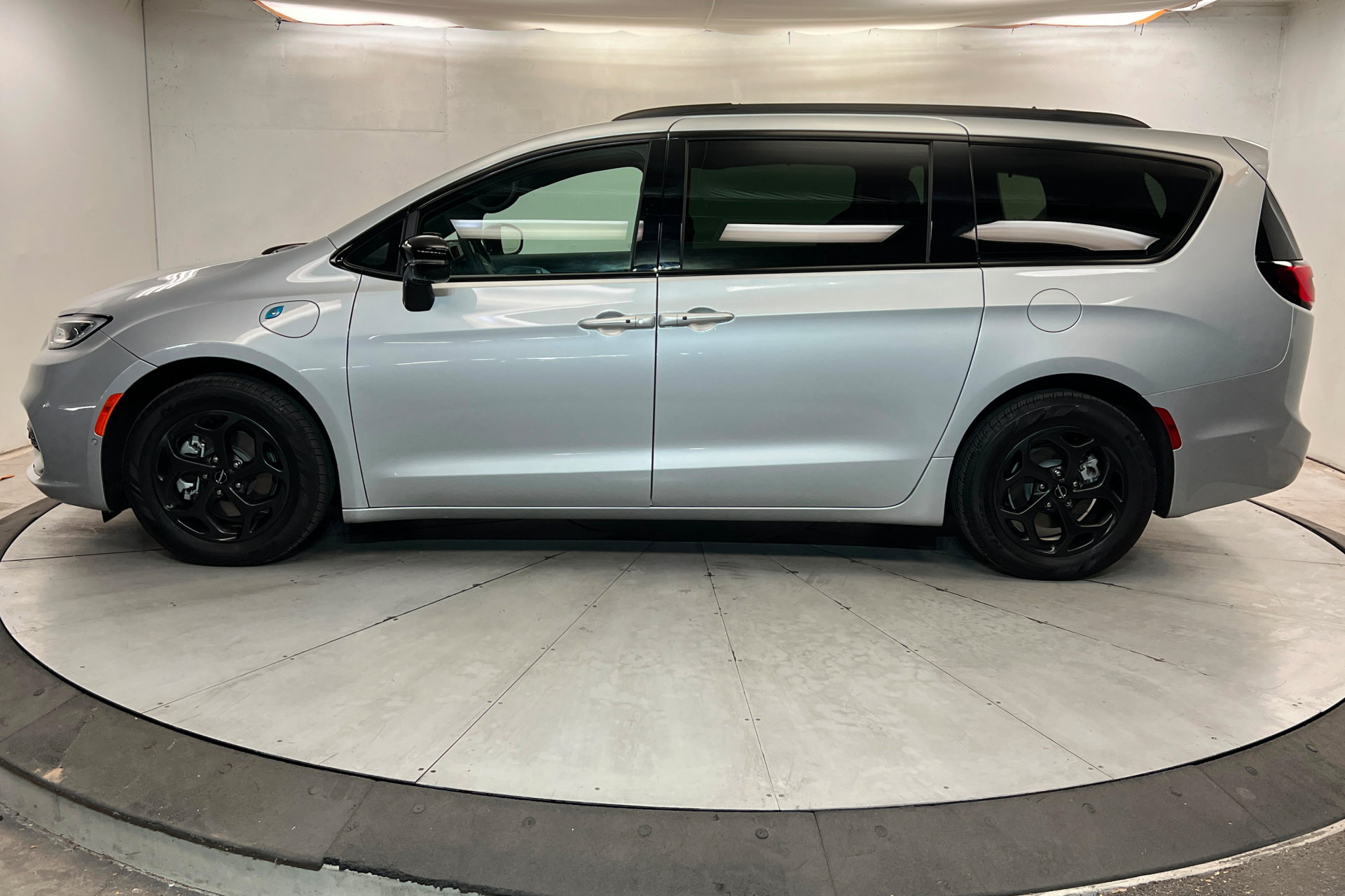 Used 2024 Chrysler Pacifica Premium FWD image 2