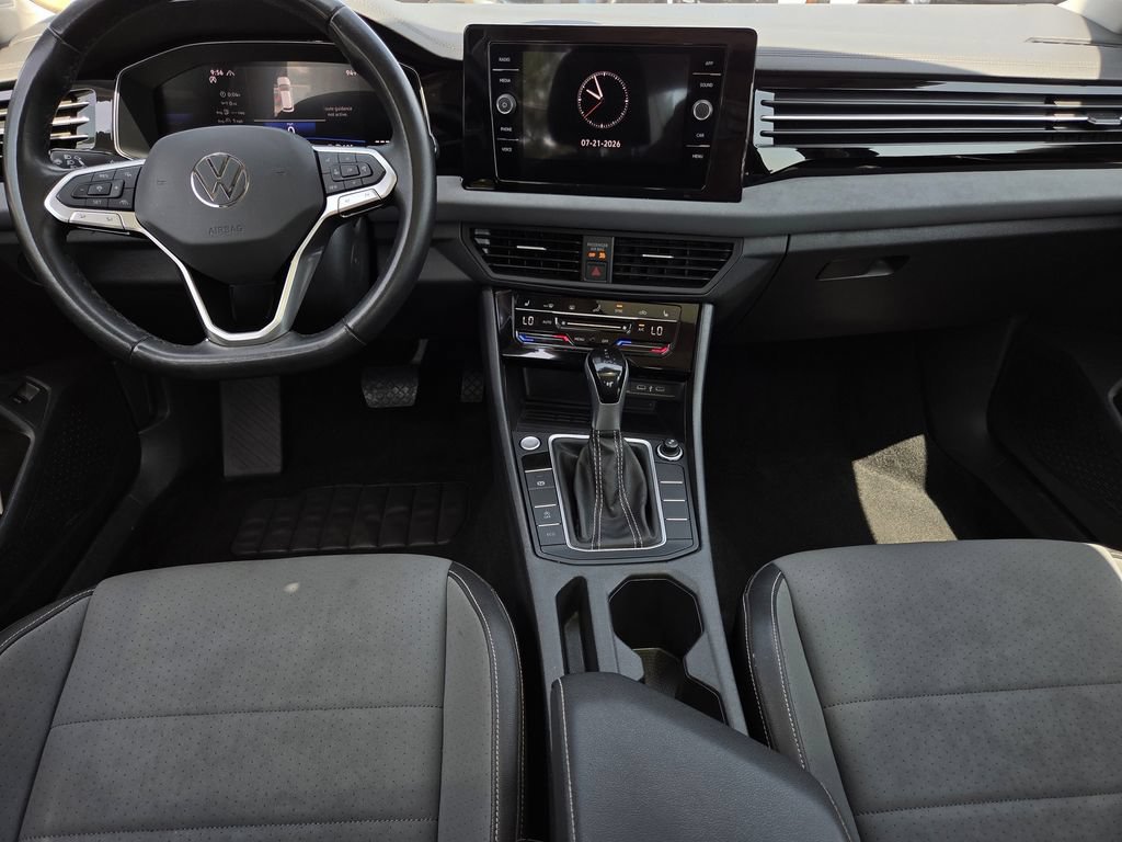Used 2025 Volkswagen Jetta SE FWD image 9