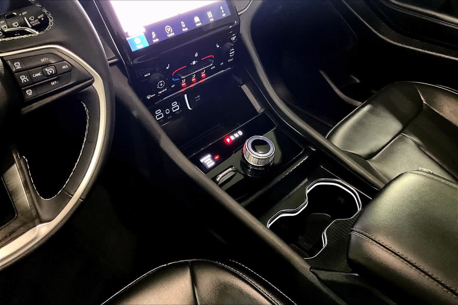 Used 2024 Jeep Grand Cherokee Limited w/ Black Appearance Package AWD/4WD image 16