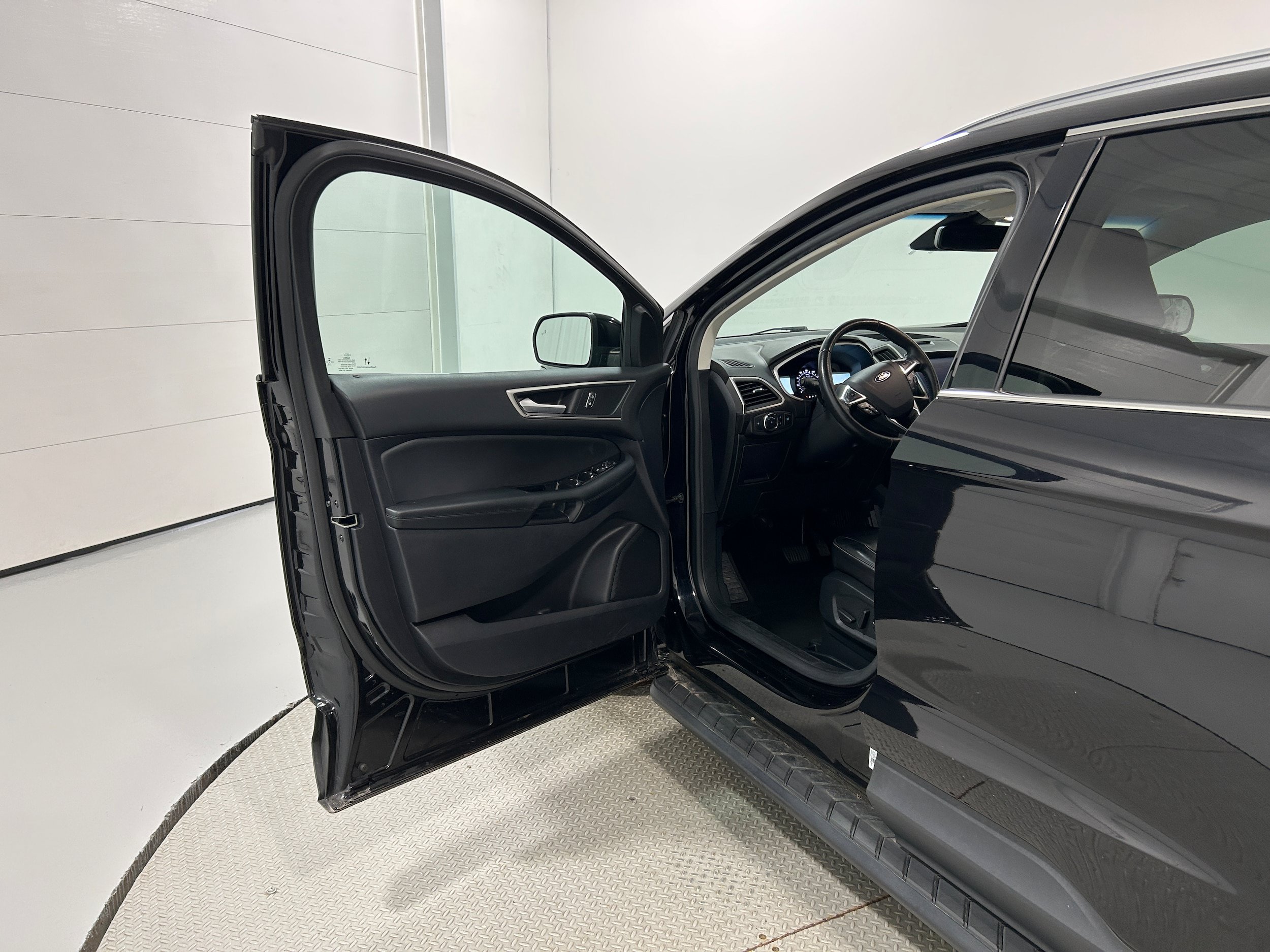 Used 2020 Ford Edge SEL w/ Cold Weather Package AWD/4WD image 24