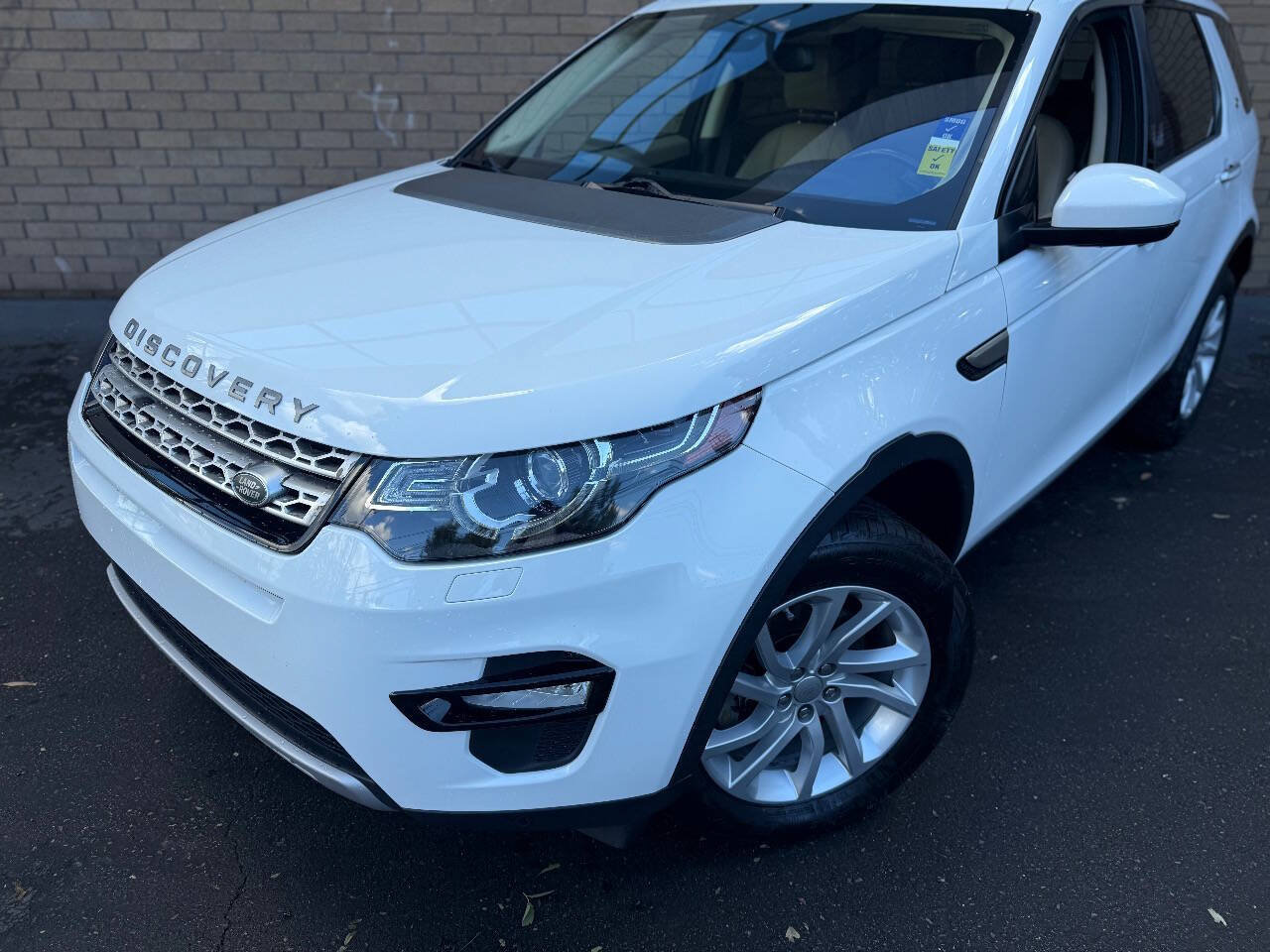 Used 2019 Land Rover Discovery Sport HSE AWD/4WD image 2