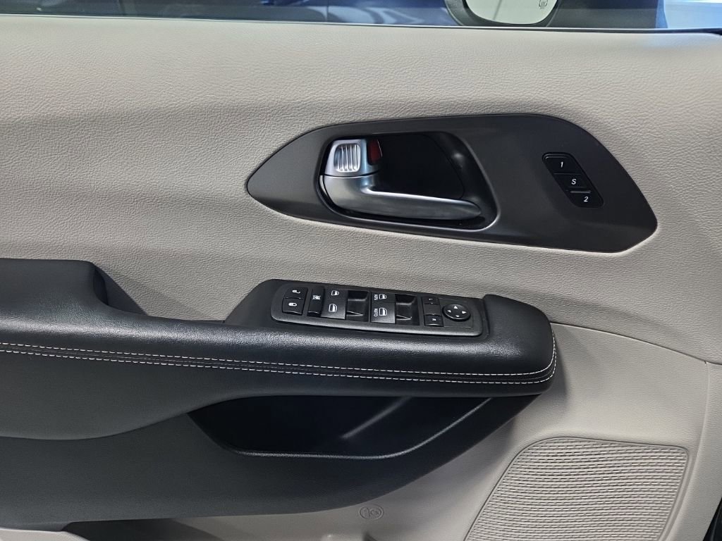 Used 2023 Chrysler Pacifica Touring-L image 11