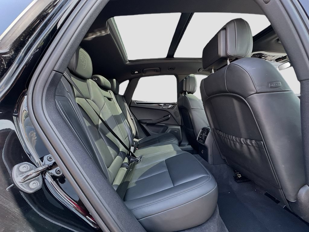 Certified 2026 Porsche Macan AWD/4WD image 33