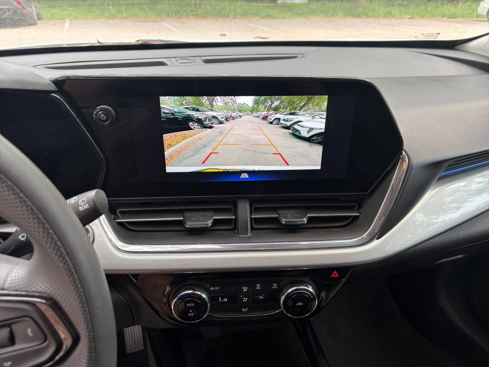 Used 2025 Chevrolet Trax LT FWD image 17