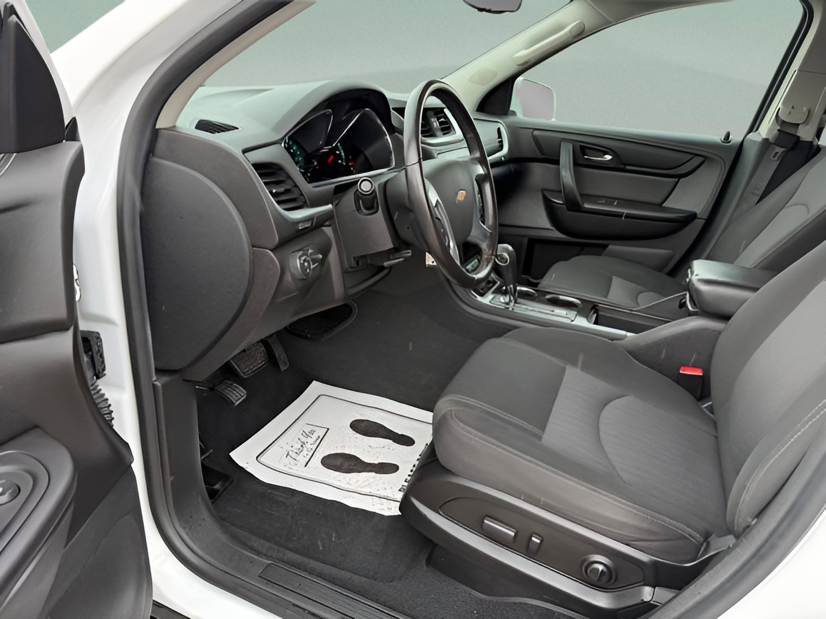 Used 2017 Chevrolet Traverse LT w/ Style and Technology Package FWD image 9