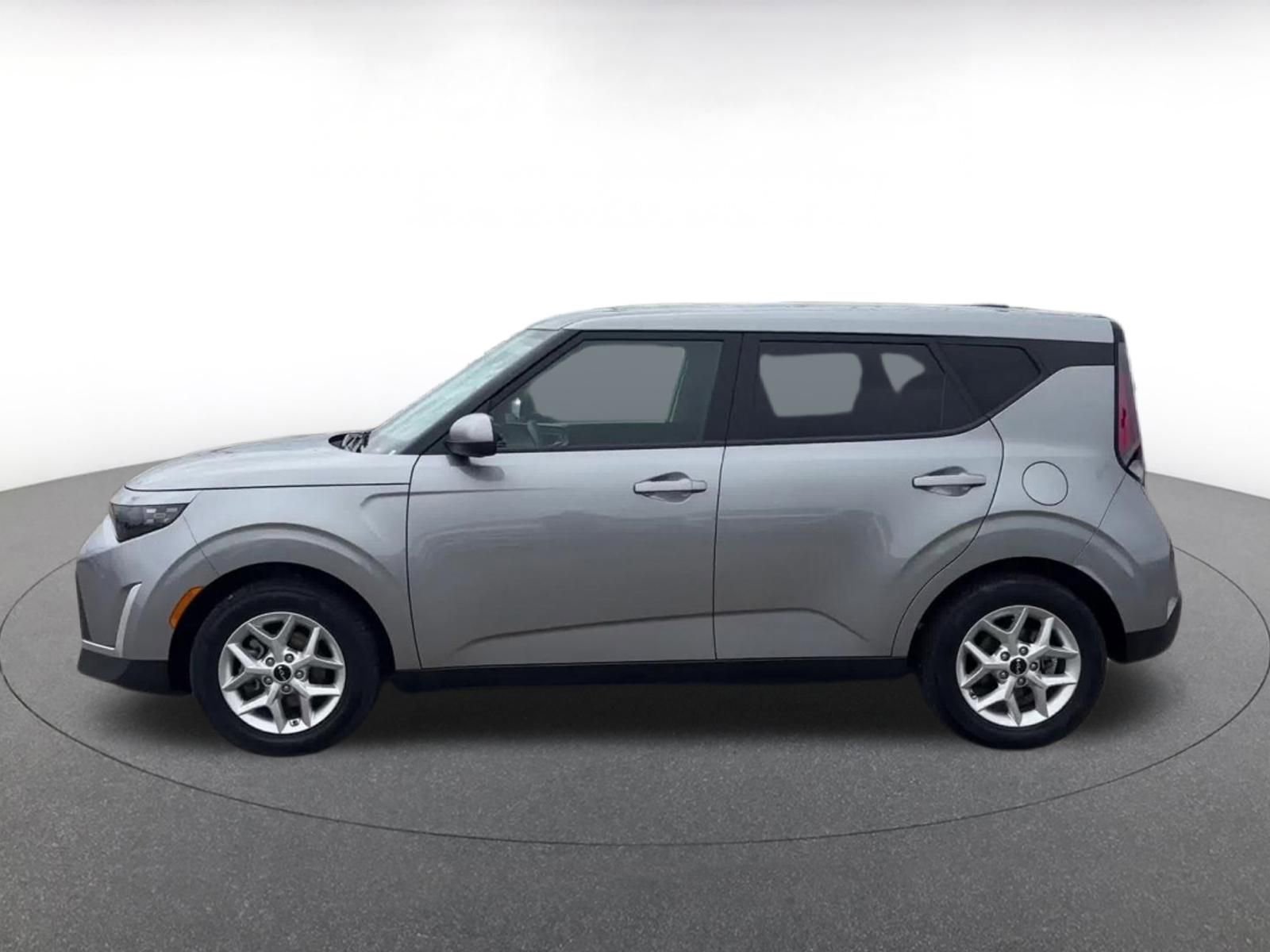 Used 2025 Kia Soul LX w/ LX Technology Package FWD image 9