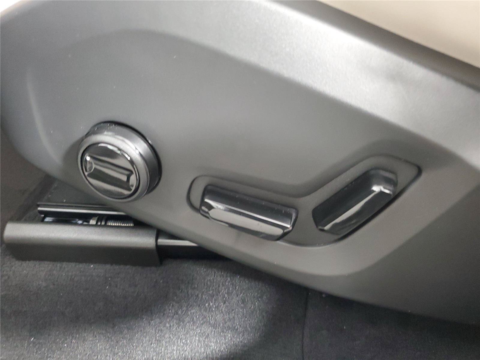New 2026 Volvo XC60 B5 Plus w/ Protection Package Premier AWD/4WD image 21