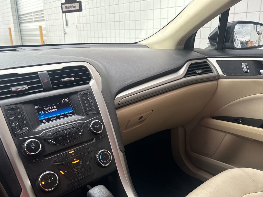 Used 2015 Ford Fusion SE FWD image 22