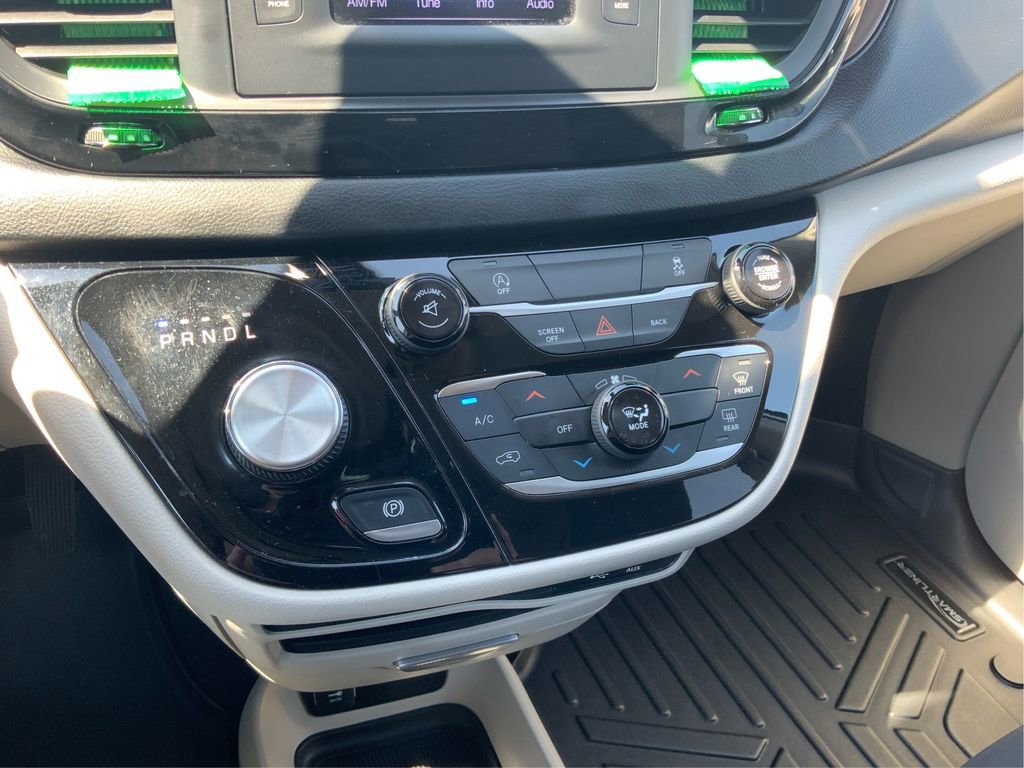 Used 2017 Chrysler Pacifica LX FWD image 28