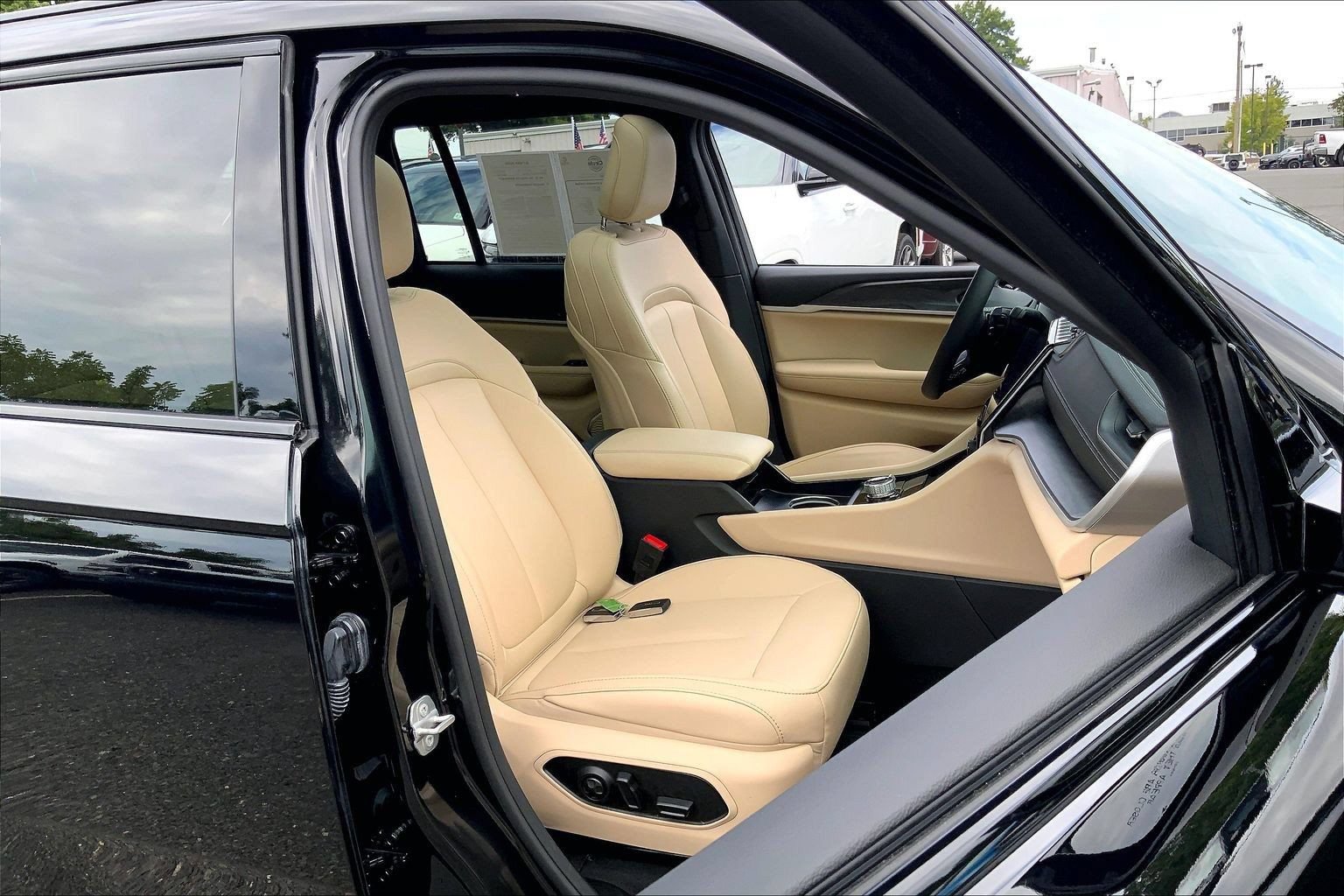 Certified 2025 Jeep Grand Cherokee Limited w/ Black Appearance Package AWD/4WD image 6