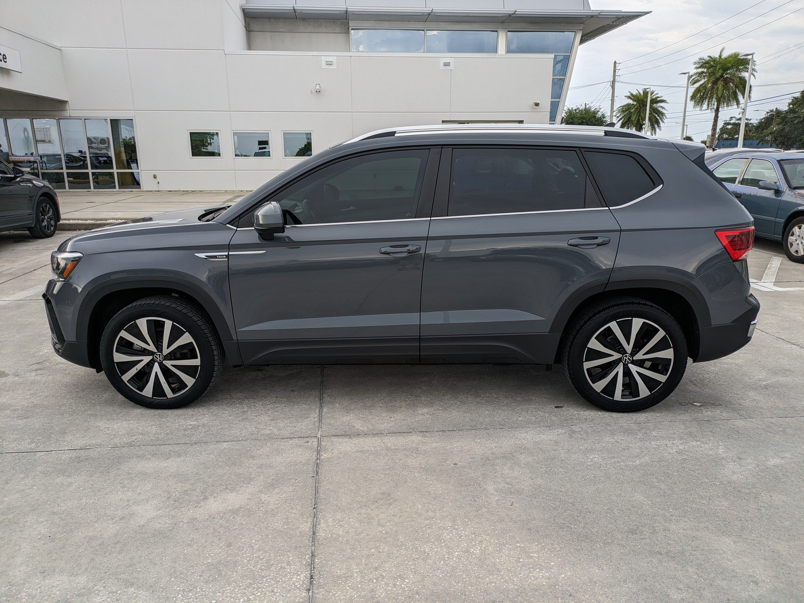 Certified 2024 Volkswagen Taos SE FWD image 7