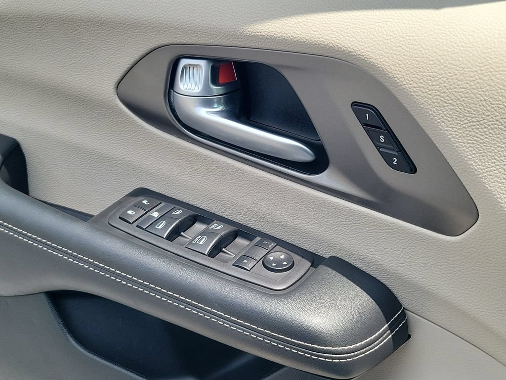 Used 2024 Chrysler Pacifica Touring-L FWD image 18