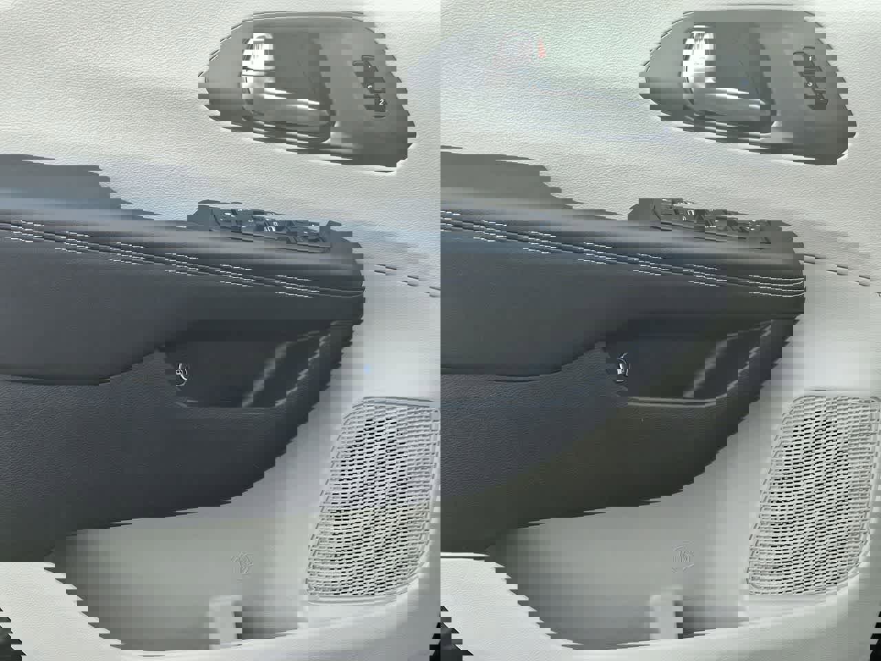 Used 2024 Chrysler Pacifica Select image 16