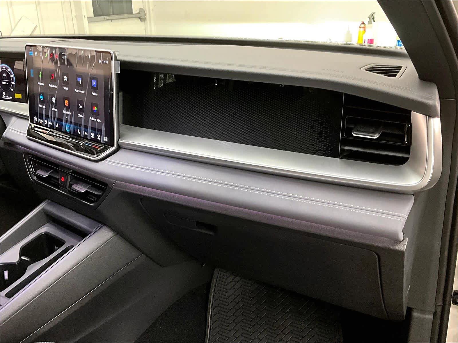 New 2026 Volkswagen Tiguan SE R-Line AWD/4WD image 28
